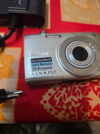 Nikon COOLPIX Fotocamera Digitale Argento