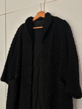 Elegante abrigo negro de astracán sintético