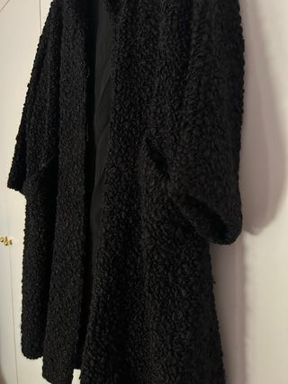 Elegante abrigo negro de astracán sintético