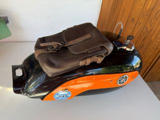 Depósito Gasolina Yamaha SR 250 con mochila cuero