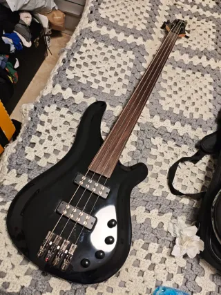 Bajo Harley Benton Fretless