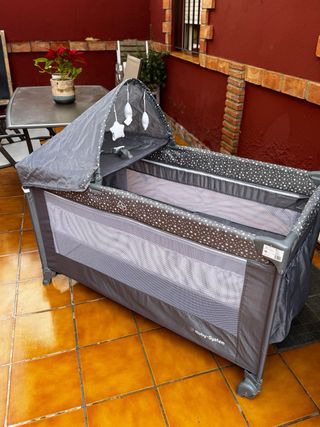 Cuna de viaje gris