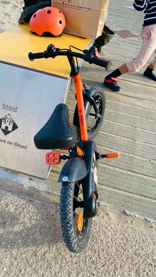 Bicicleta infantil naranja con ruedas de 14