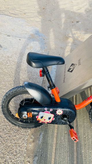 Bicicleta infantil naranja con ruedas de 14