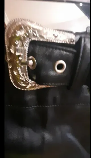 Falda negra con cinturón y vuelo