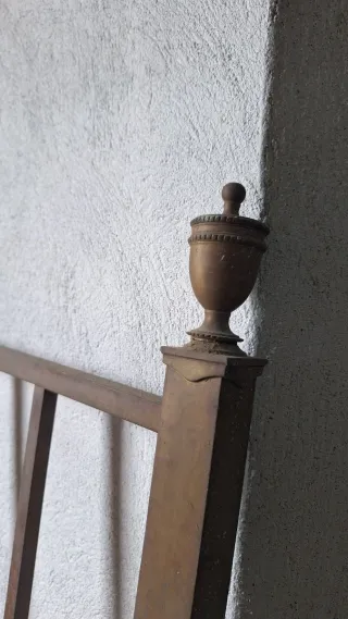 Cabezal y pie de cama para restaurar.