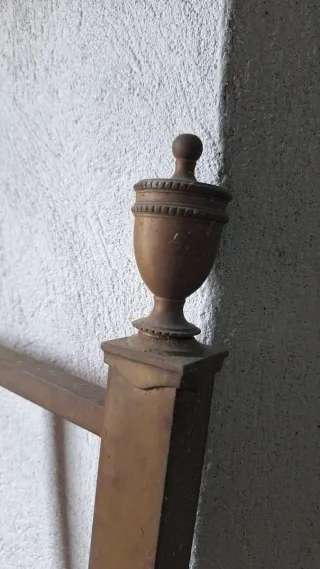 Cabezal y pie de cama para restaurar.