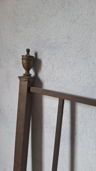 Cabezal y pie de cama para restaurar.