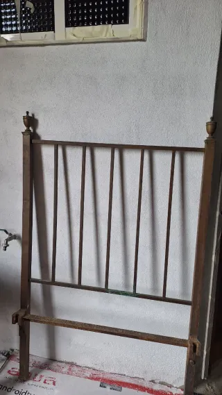 Cabezal y pie de cama para restaurar.