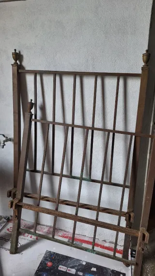 Cabezal y pie de cama para restaurar.