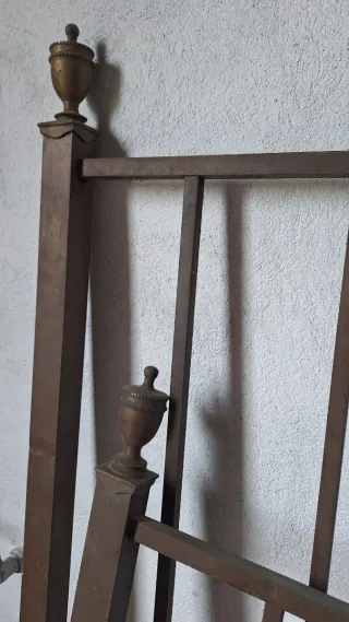 Cabezal y pie de cama para restaurar.