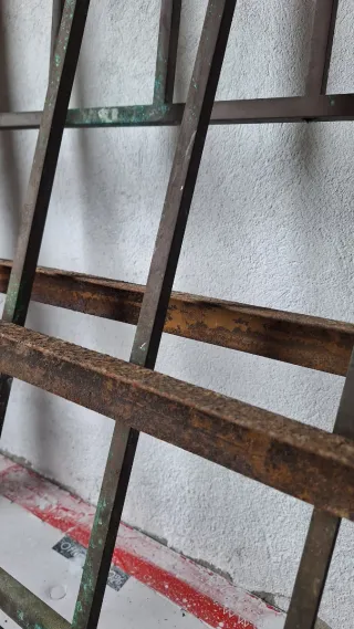 Cabezal y pie de cama para restaurar.