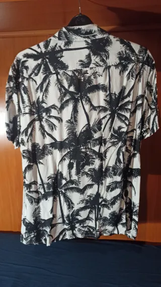 Camisa Primark palmeras blanco y negro