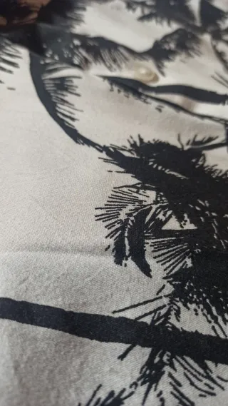 Camisa Primark palmeras blanco y negro