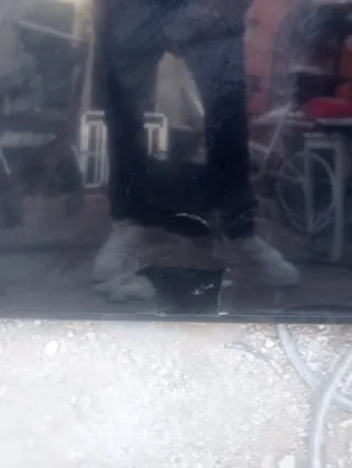 TV Negra y Gris tiene un golpe es para piezas 65pu