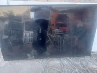 TV Negra y Gris tiene un golpe es para piezas 65pu