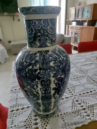 Vaso in ceramica blu e bianco