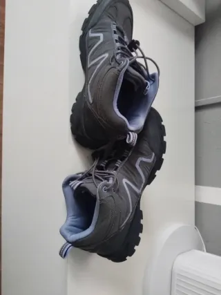 Botas de invierno grises y azules