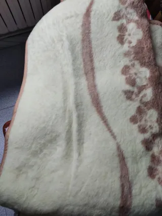 Manta de cama beige y marrón,cama de 1,20cm