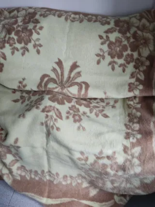 Manta de cama beige y marrón,cama de 1,20cm