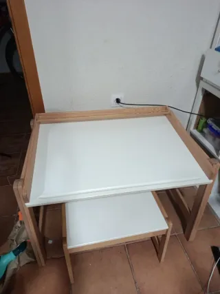 Mesa y banco de madera y plástico