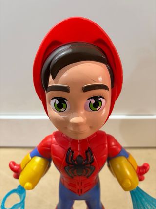 Muñeco Spiderman con telarañas