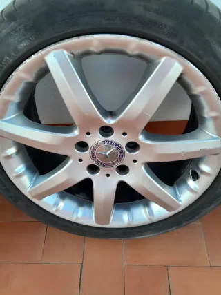 Llanta Mercedes plateada 5 radios