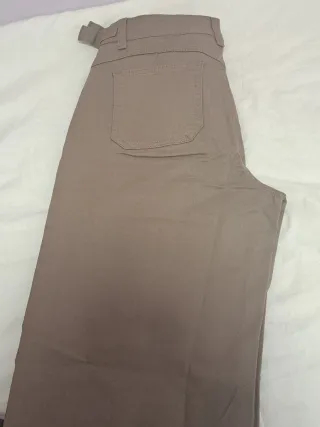 Pantalón verde militar ancho con cinturón