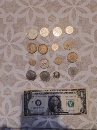 Monedas variadas y billete de dólar