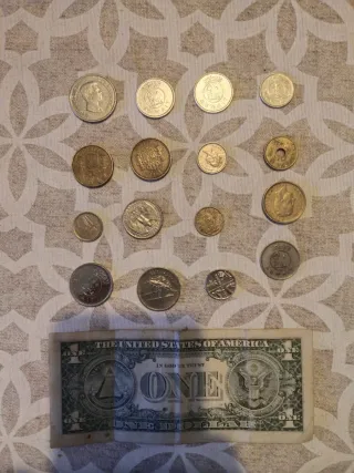 Monedas variadas y billete de dólar