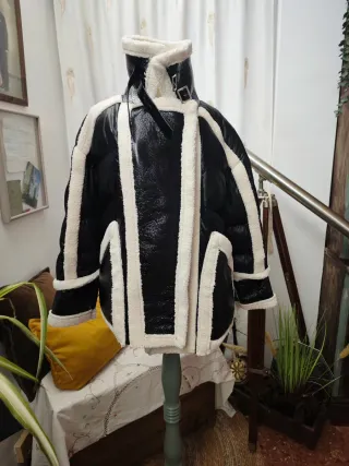Chaqueta negra y blanca