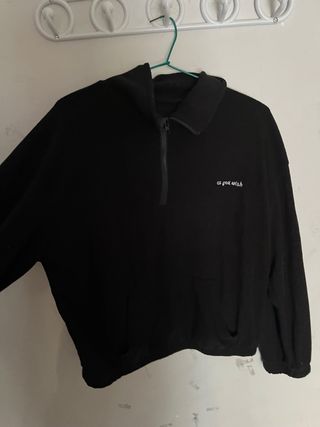 Sudadera negra con cremallera