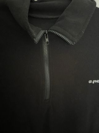Sudadera negra con cremallera