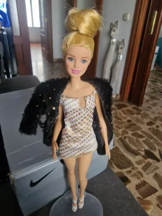 Barbie Mattel con abito bianco e dorato e giacca nera