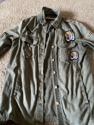 Chaqueta Stradivarius verde con parches