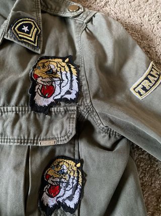 Chaqueta Stradivarius verde con parches