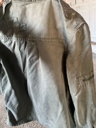 Chaqueta Stradivarius verde con parches