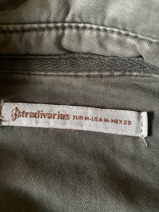 Chaqueta Stradivarius verde con parches