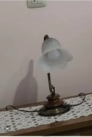 Lámpara de mesa tulipán madera y metal