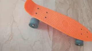 Monopatín naranja con protecciones nuevas XS