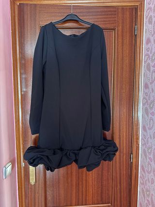 Vestido negro con volantes
