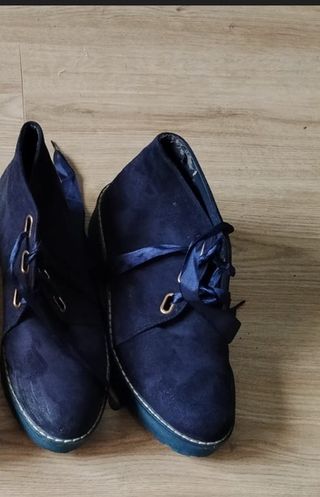 Botines azules con cordones