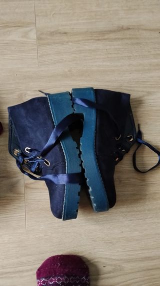 Botines azules con cordones