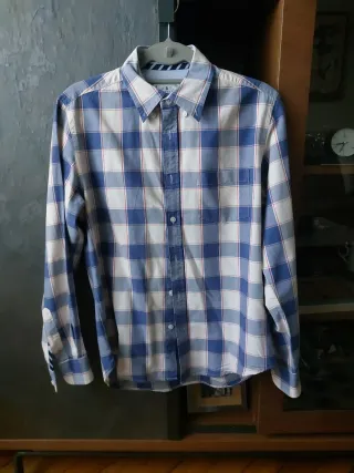 Camisa de cuadros azul y blanco