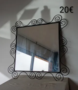 Espejo decorativo negro con marco curvo