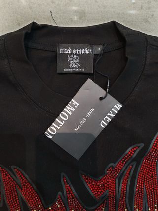 Camiseta Negra con Piedras