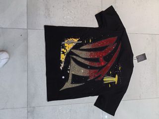 Camiseta Negra con Piedras