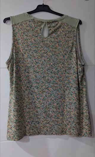 Lote 4 Blusas diferentes modelos.