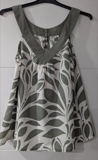 Lote 4 Blusas diferentes modelos.