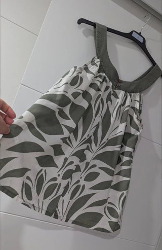 Lote 4 Blusas diferentes modelos.